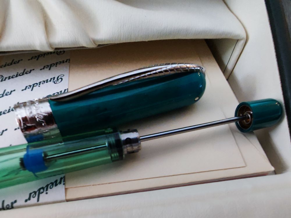 Pineider Avatar UR Kugelschreiber Forest Green – Aus Unzerbrechlichem UltraResin, Inkl. Geschenkbox & Parker-G2-Mine